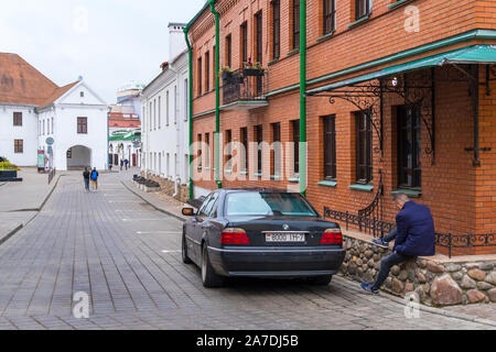 Minsk, Weißrussland - Oktober, 13, 2019: Minsk Obere Stadt, historischen Innenstadt. Menschen ruhen im alten Teil der Stadt Minsk Stockfoto