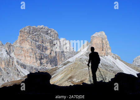 Berg walker Silhouette gegen Torre dei Scarperi/Schwabenalpenkopf, Sextner Dolomiten, Parco Naturale Tre Cime, Südtirol, Italien Stockfoto