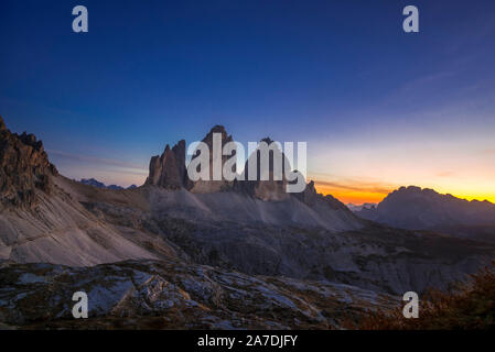 Tre Cime di Lavaredo / Drei Zinnen, drei markanten Gipfeln in den Sextner Dolomiten bei Sonnenuntergang im Herbst, Südtirol, Italien Stockfoto