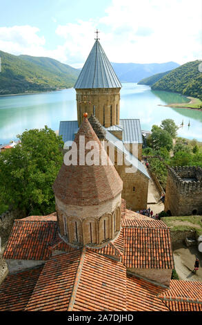 Zwei historische Kirchen auf der Aragvi River Bank im Inneren Festung Ananuri, Georgien Stockfoto