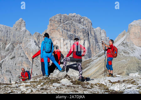 Touristen, die Bilder von Bergkulisse in den Sextener Dolomiten / Dolomiti di Sesto/Sextner Dolomiten, Naturschutzgebiet in Südtirol, Italien Stockfoto