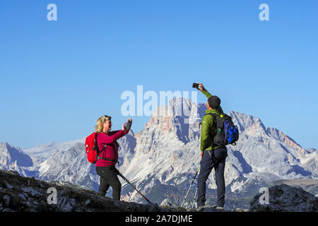 Touristen, die Bilder von Bergkulisse in den Sextener Dolomiten / Dolomiti di Sesto/Sextner Dolomiten, Naturschutzgebiet in Südtirol, Italien Stockfoto