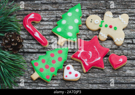 Hausgemachte Kekse für Weihnachten. Ansicht von oben. Cookies eingerichtet. Stockfoto