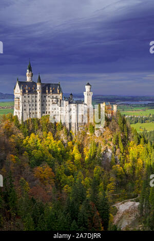 Schloss Neuschwanstein von der Marienbrücke im Herbst/Herbst gesehen, aus dem 19. Jahrhundert Neoromanischen Schloss Hohenschwangau, Bayern, Deutschland Stockfoto