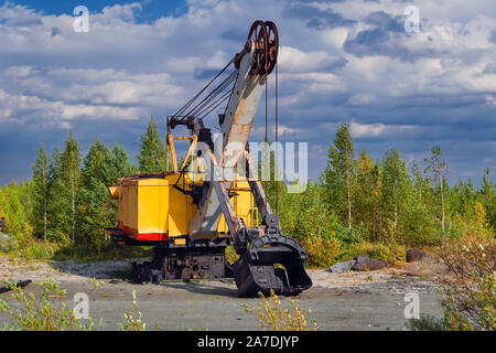 Riesigen alten rostigen Bagger gegen den Himmel Hintergrund. Stockfoto