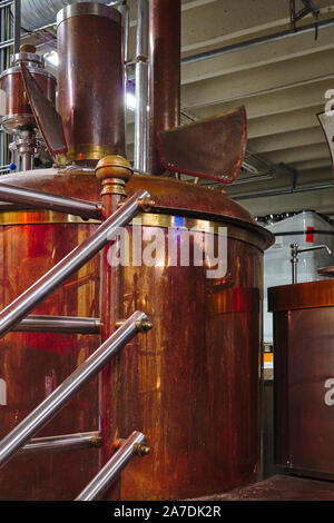 AEgisgarður, Handwerk Bier Factory in Reykjavik, Icleand, Blick über den metallischen Oberflächen der Destillation, Stockfoto