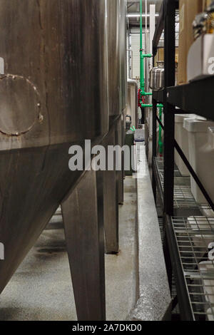 AEgisgarður, Handwerk Bier Factory in Reykjavik, Icleand, Blick über den metallischen Oberflächen der Destillation, Stockfoto