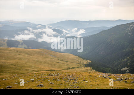 Regnerische Wetter über transalpina high mountain Road, Rumänien Stockfoto