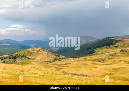 Regnerische Wetter über transalpina high mountain Road, Rumänien Stockfoto