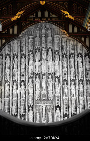 Steinfiguren auf der Wand hinter dem Altar in der Kapelle des All Souls College, Universität Oxford, England. Stockfoto