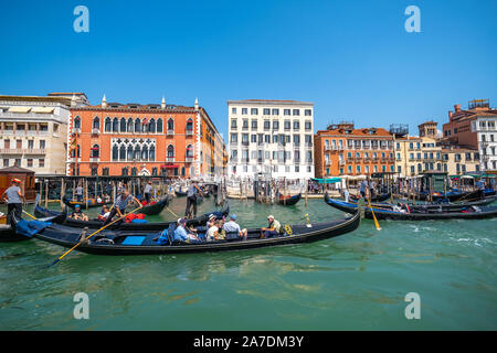 Venedig, Italien - 3. August 2019: Gandoliers fahren Touristen auf Gondeln am Canale Grande Stockfoto