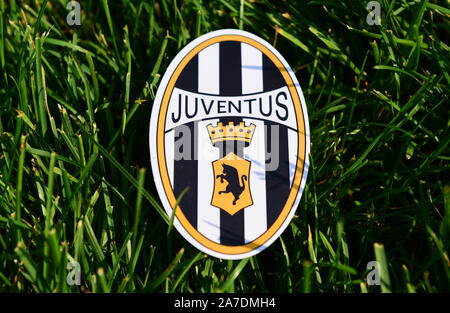 September 6, 2019 Istanbul, Türkei. Das Emblem der italienische Fußball-Club Juventus Turin auf dem grünen Rasen der Fußball-Feld. Stockfoto