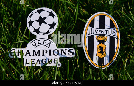 September 6, 2019 Istanbul, Türkei. Das Emblem der italienische Fußball-Club Juventus Turin neben dem Logo der Champions League auf dem grünen Rasen Stockfoto