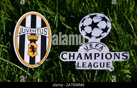 September 6, 2019 Istanbul, Türkei. Das Emblem der italienische Fußball-Club Juventus Turin neben dem Logo der Champions League auf dem grünen Rasen Stockfoto