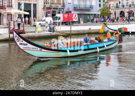 Aveiro, Portugal - 17. Juli 2019: Touristen, die in einem Moliceiro, traditionelle Boote in Aveiro, Portugal Stockfoto