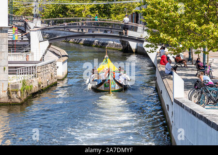 Aveiro, Portugal - 17. Juli 2019: Touristen, die in einem Moliceiro, traditionelle Boote in Aveiro, Portugal Stockfoto