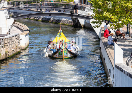 Reisen in einer Moliceiro, traditionelle Boote in Aveiro, Portugal Stockfoto