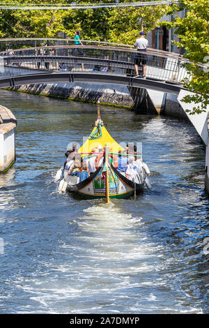 Aveiro, Portugal - 17. Juli 2019: Touristen, die in einem Moliceiro, traditionelle Boote in Aveiro, Portugal Stockfoto