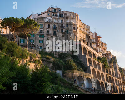 Stadtzentrum von Tropea, Kalabrien, Italien, Altstadt, historische Architektur der grossen Gebäuden an scliffs mit Bögen und Arkaden im Abendlicht von unten Stockfoto