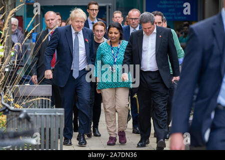 Bild vom 31. Oktober zeigt die Premierminister Boris Johnson verlassen Addenbrooke's Hospital in Cambridge, nachdem er das Krankenhaus auf der Kampagne Spur für die Wahl 2019 besucht. Stockfoto