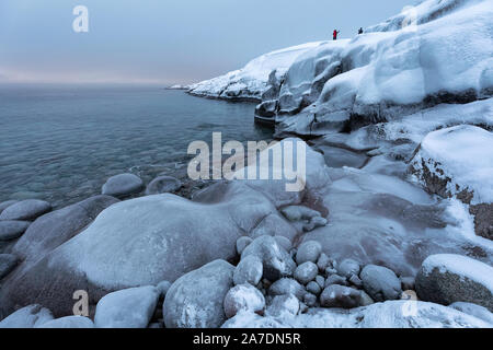 Winterlandschaft der Barentssee. Berge mit Schnee bedeckt. Das Konzept einer Reise nach Teriberka, Murmansk. Russischen Polarregion Stockfoto