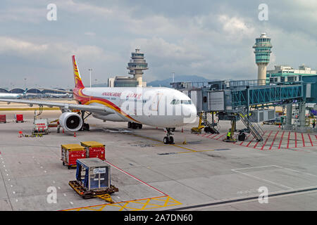 Passagierflugzeug am Flughafen am Terminal Gate. Die Vorbereitung, die für die Aufbringung und Fracht laden. Hong Kong, 2018-03-05 Stockfoto