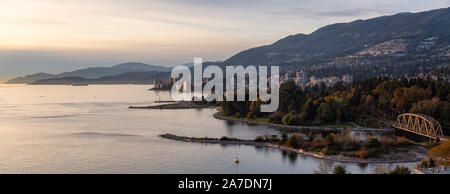 West Vancouver, British Columbia, Kanada. Antenne Panoramablick auf ein modernes Stadtbild am Pazifischen Ozean Küste während einer Herbst sonnig und bewölkt Sonne Stockfoto
