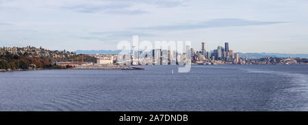 Die Innenstadt von Seattle, Washington, Vereinigte Staaten von Amerika. Schöne gezoomt im Hinblick auf die moderne Stadt am Pazifischen Ozean Küste an einem sonnigen und Clou Stockfoto