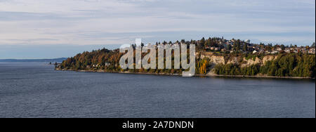 Schöne Panoramasicht Luftaufnahme von Wohnhäusern auf der Ocean Shore während einem trüben Herbstabend. In Smith Cove Park, Seattle, Washington, Stockfoto