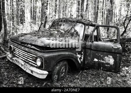 Weiß, GA/USA - Oktober 27, 2018 - alter Schrott Ford Lkw im Wald an einem Junk Yard. Stockfoto