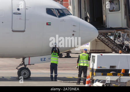 Das Bodenpersonal füllt das Service Panel auf der Ebene mit Wasser. Handhabung und Vorbereitung zur Abreise. Tiflis, Georgien: 2019-04-10 Stockfoto