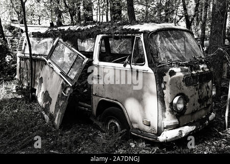 Weiß, GA/USA - 27. Oktober 2018 - Bild eines alten Schrott Van im Holz an einem Junk Yard. Stockfoto