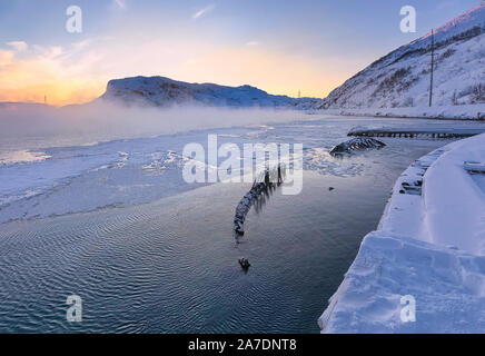 Schiff Friedhof in der nördlichen Arktis bei Sonnenuntergang. Kolsky Teriberka, Bezirk. Barentssee Küste. Stockfoto