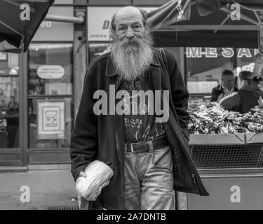 Belgrad, Serbien, 30.03.2019: Portrait eines abgenutzten Mann (B&W) Stockfoto