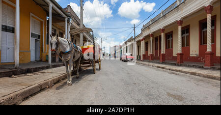 Ciego de Avila, Kuba. Panoramablick Urban Street Blick auf eine kleine kubanische Stadt während einer bewölkt und sonnig Sommertag. Stockfoto