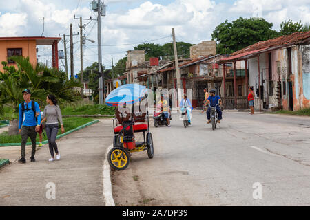 Ciego de Avila, Kuba - 14. Juni 2019: Urban Street Blick auf eine kleine kubanische Stadt während einer bewölkt und sonnig Sommertag. Stockfoto