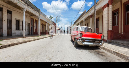 Ciego de Avila, Kuba - 14. Juni 2019: Panoramablick Urban Street Blick auf eine kleine kubanische Stadt während einer bewölkt und sonnig Sommertag. Stockfoto