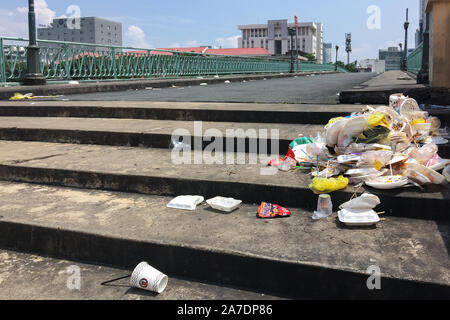 Vietnam, Ho Chi Minh City, 2019-10-04: die Stadt Abfall - ein Bündel verwendete Kunststoff Gerichte auf einer Straße der Stadt Stockfoto