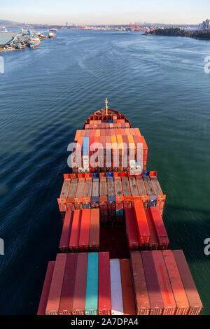 Vancouver, British Columbia, Kanada - Oktober 11, 2019: Luftbild von oben auf ein Frachtschiff Anreise zum Hafen an einem sonnigen Abend. Stockfoto