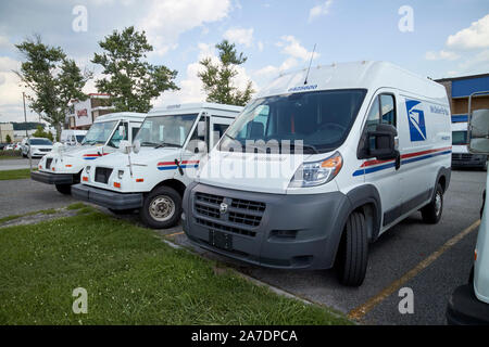 Reihe von grumman llv und Ram promaster 2500 cargo United States Postal Service usps delivery Light trucks Oak Ridge Tennessee USA Stockfoto