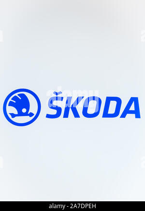 Pilsen, Tschechien - Okt 28, 2019: Der ursprüngliche blaue Logo von Skoda mit einer weißen Wand Hintergrund fotografiert. Skoda Auto hersteller aus der Tschechischen Republik. Das Unternehmen produziert Busse oder Turbinen. Stockfoto