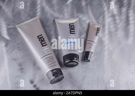 Mary Kay für Männer Kosmetik auf Metall Hintergrund isoliert. Mary Kay ist in Addison, Texas, Dallas. Das Unternehmen wurde von Mary Kay Ash gegründet Stockfoto