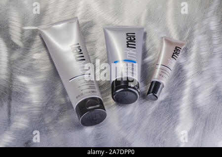 Mary Kay für Männer Kosmetik auf Metall Hintergrund isoliert. Mary Kay ist in Addison, Texas, Dallas. Das Unternehmen wurde von Mary Kay Ash gegründet Stockfoto