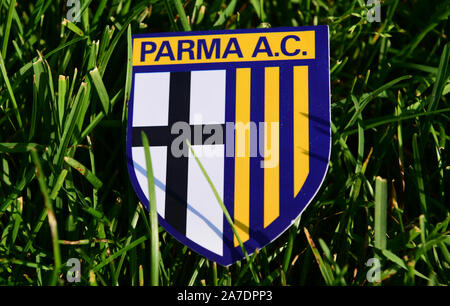 September 6, 2019 Istanbul, Türkei. Das Emblem der italienische Fußball-Club Parma auf dem grünen Rasen der Fußball-Feld. Stockfoto