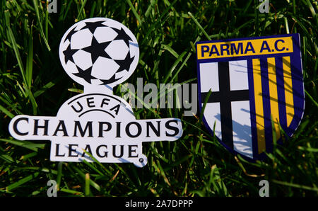 September 6, 2019 Istanbul, Türkei. Das Emblem der italienische Fußball-Club Parma neben dem Logo der Champions League auf dem grünen Rasen des f Stockfoto