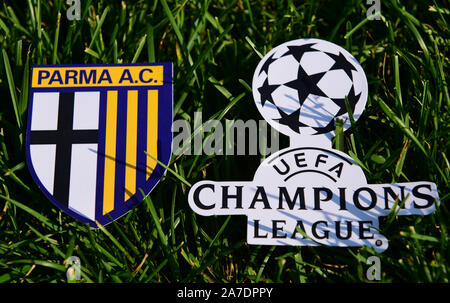 September 6, 2019 Istanbul, Türkei. Das Emblem der italienische Fußball-Club Parma neben dem Logo der Champions League auf dem grünen Rasen des f Stockfoto