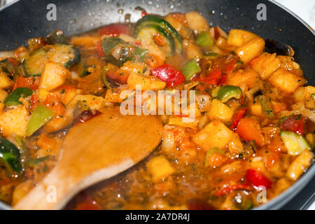 Ratatouille ist ein französisch-provenzalische geschmortes Gemüsegericht mit Ursprung in Nizza. Rezept Zutaten gehören Tomaten, Knoblauch, Zwiebeln, Zucchini, Aubergine (e Stockfoto