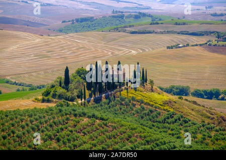 San Quirico d'Orcia, Italien - August 3, 2012: Toskana Sommer Tal am frühen Morgen Landschaft Stockfoto