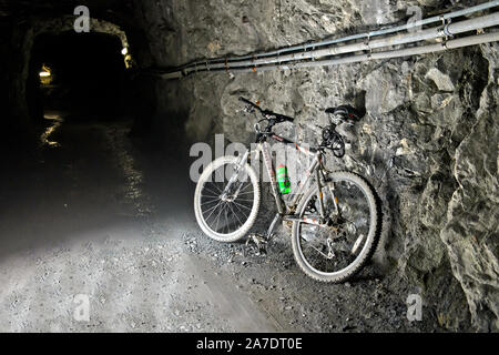 Mountain bike in einem bau Tunnel der Mauvoisin Stausee, Lac de Mauvoisin, Val de Bagnes, Wallis, Schweiz Stockfoto