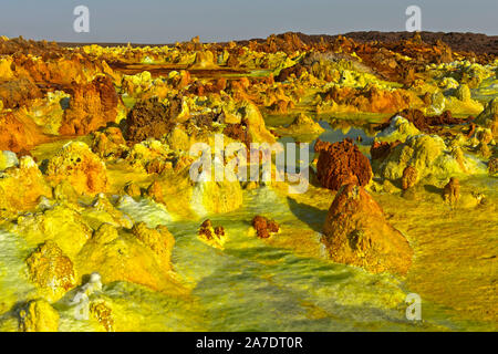 Fumarolen in Pyramidenform sulfathaltigen Sedimenten, geothermische Feld von Dallol, Danakil Depression, Afar Dreieck, Äthiopien Stockfoto